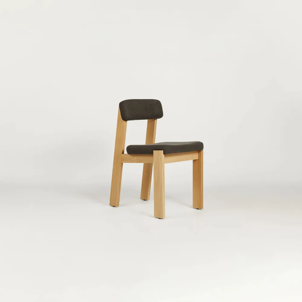 Chaises - Pasco Chair Upholstered Structure bois + Tissu d’ameublement Naturel + Tissu sur mesure - ARBORE BY CAREL WOODWORKS