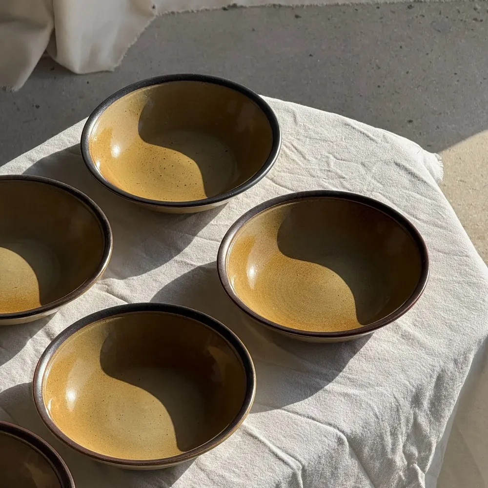 Assiettes au quotidien - Lot de 8 assiettes en grès creuses liseré brun Atelier Saint Simon D19 - OFFICE OBJETS