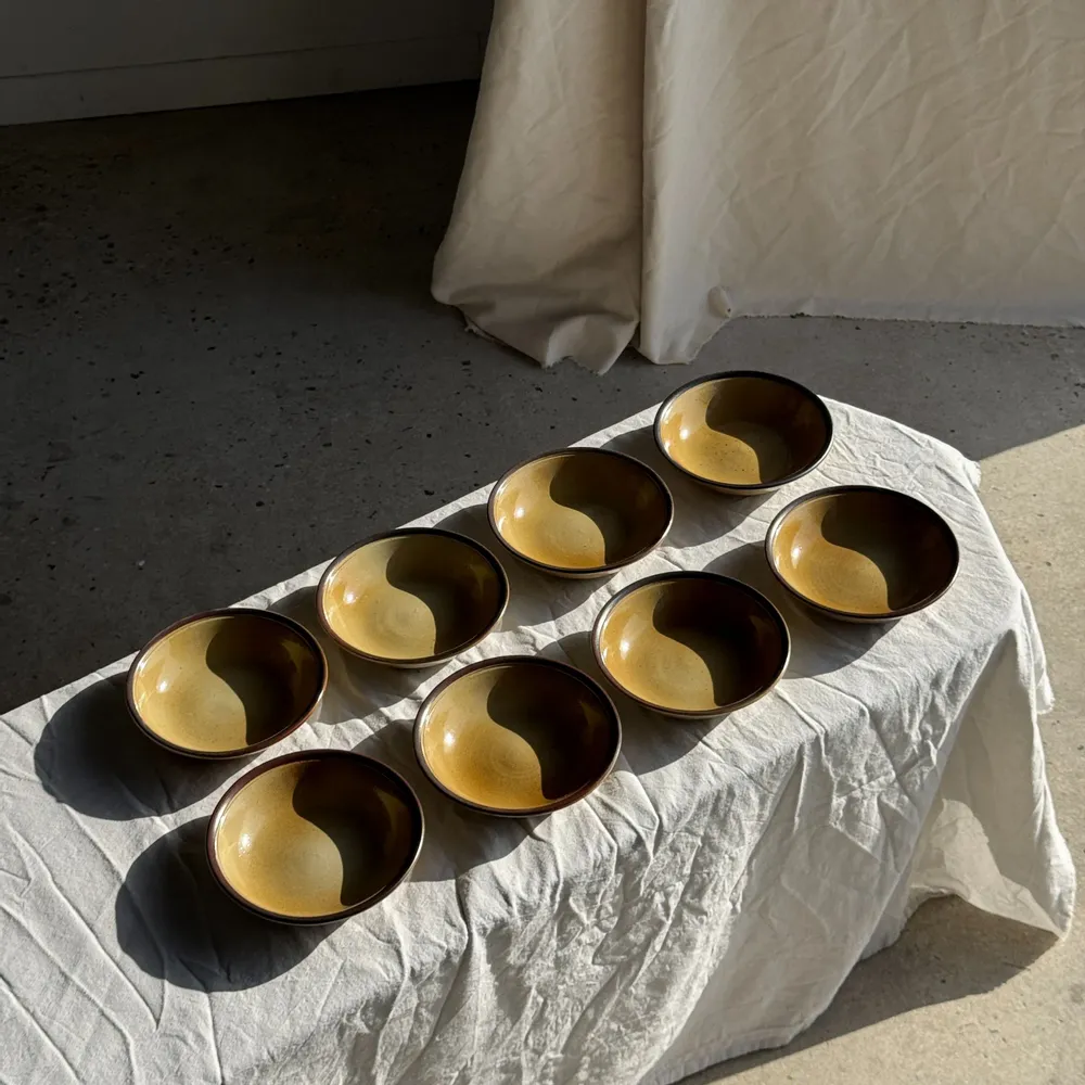 Assiettes au quotidien - Lot de 8 assiettes en grès creuses liseré brun Atelier Saint Simon D19 - OFFICE OBJETS