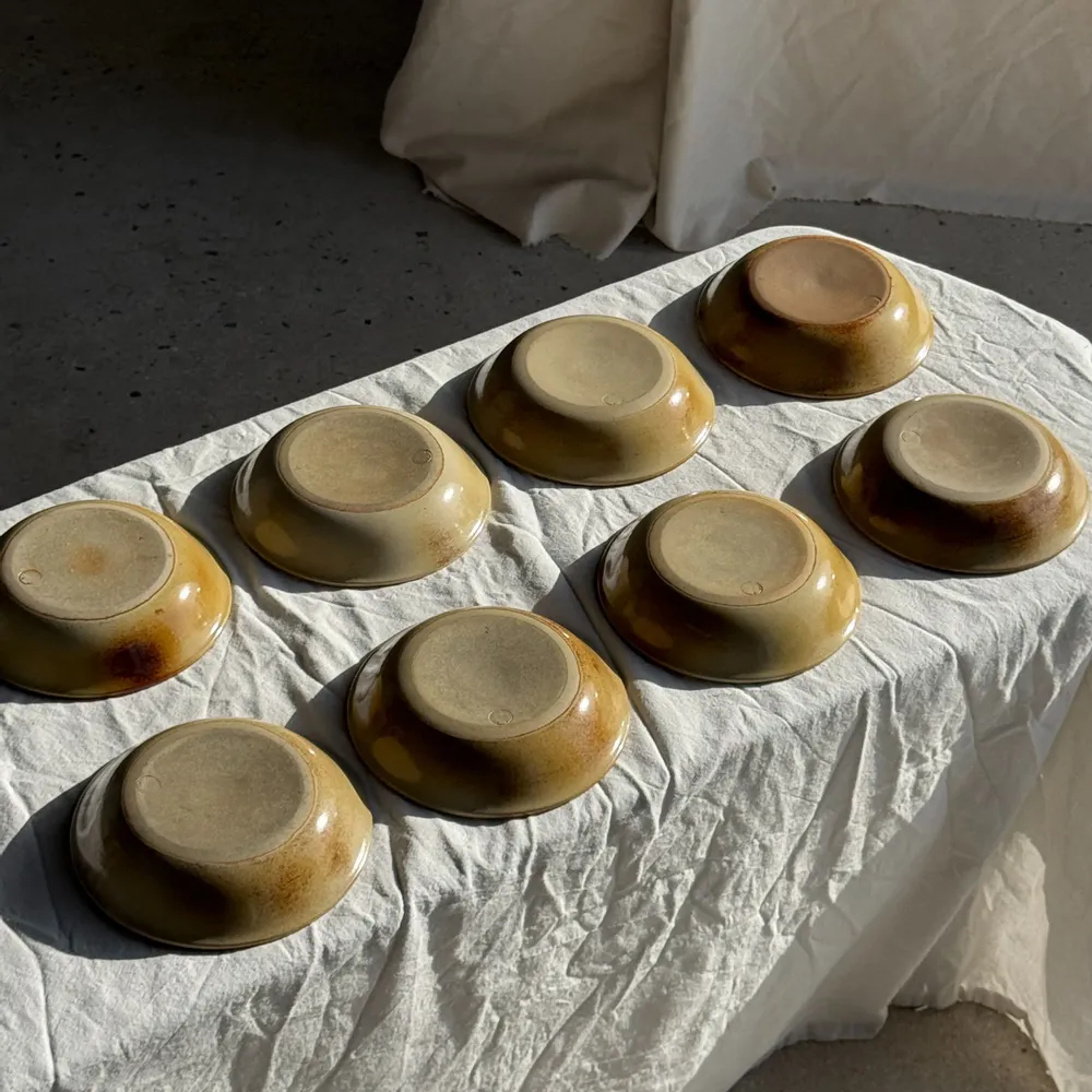 Assiettes au quotidien - Lot de 8 assiettes en grès creuses liseré brun Atelier Saint Simon D19 - OFFICE OBJETS