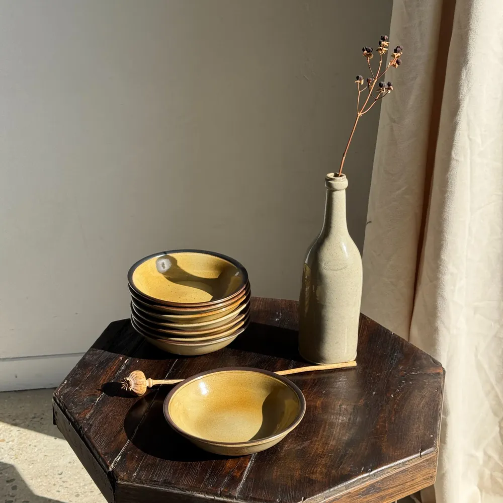 Assiettes au quotidien - Lot de 8 assiettes en grès creuses liseré brun Atelier Saint Simon D19 - OFFICE OBJETS