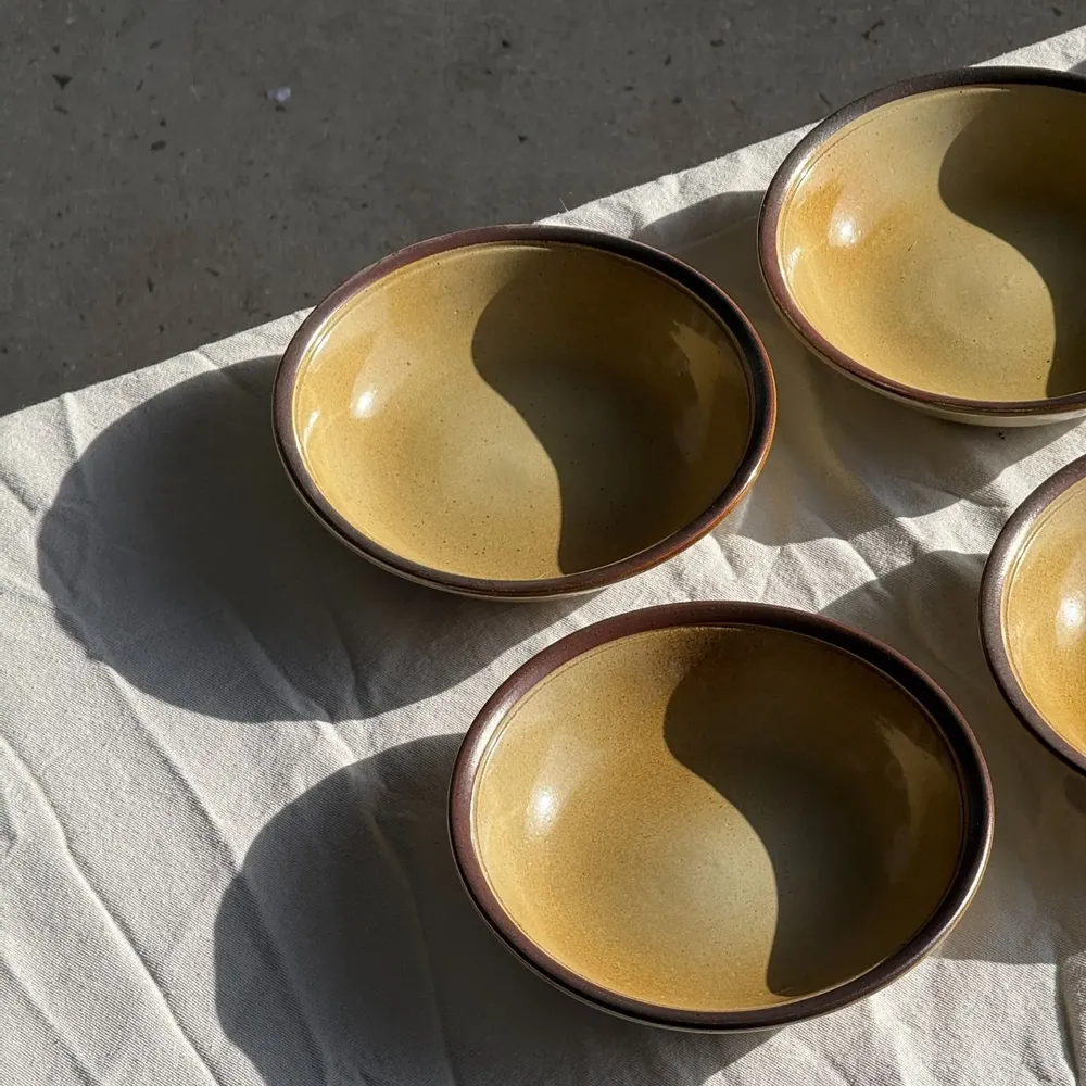 Assiettes au quotidien - Lot de 8 assiettes en grès creuses liseré brun Atelier Saint Simon D19 - OFFICE OBJETS