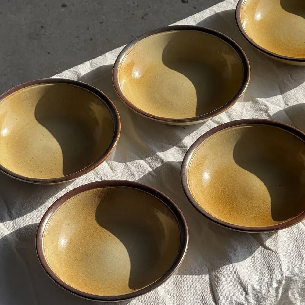 Assiettes au quotidien - Lot de 8 assiettes en grès creuses liseré brun Atelier Saint Simon D19 - OFFICE OBJETS