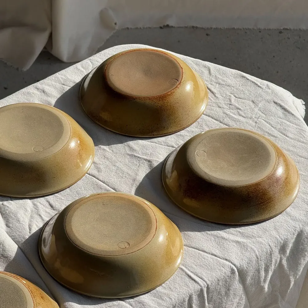 Assiettes au quotidien - Lot de 8 assiettes en grès creuses liseré brun Atelier Saint Simon D19 - OFFICE OBJETS