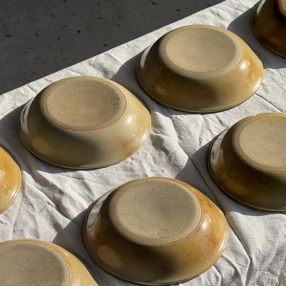 Assiettes au quotidien - Lot de 8 assiettes en grès creuses liseré brun Atelier Saint Simon D19 - OFFICE OBJETS