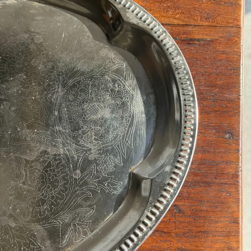 Trays - Large oval engraved tray in silver plated metal 34x45 - OFFICE OBJETS