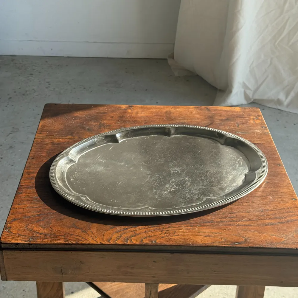 Trays - Large oval engraved tray in silver plated metal 34x45 - OFFICE OBJETS