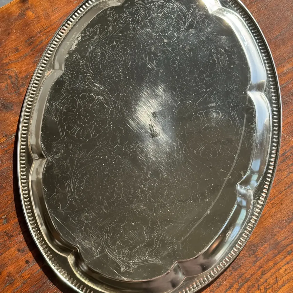 Trays - Large oval engraved tray in silver plated metal 34x45 - OFFICE OBJETS