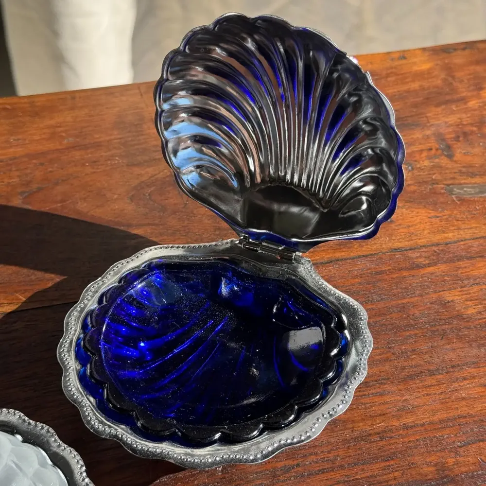 Kitchen utensils - Vintage silver plated shell butter dish with blue cup - OFFICE OBJETS