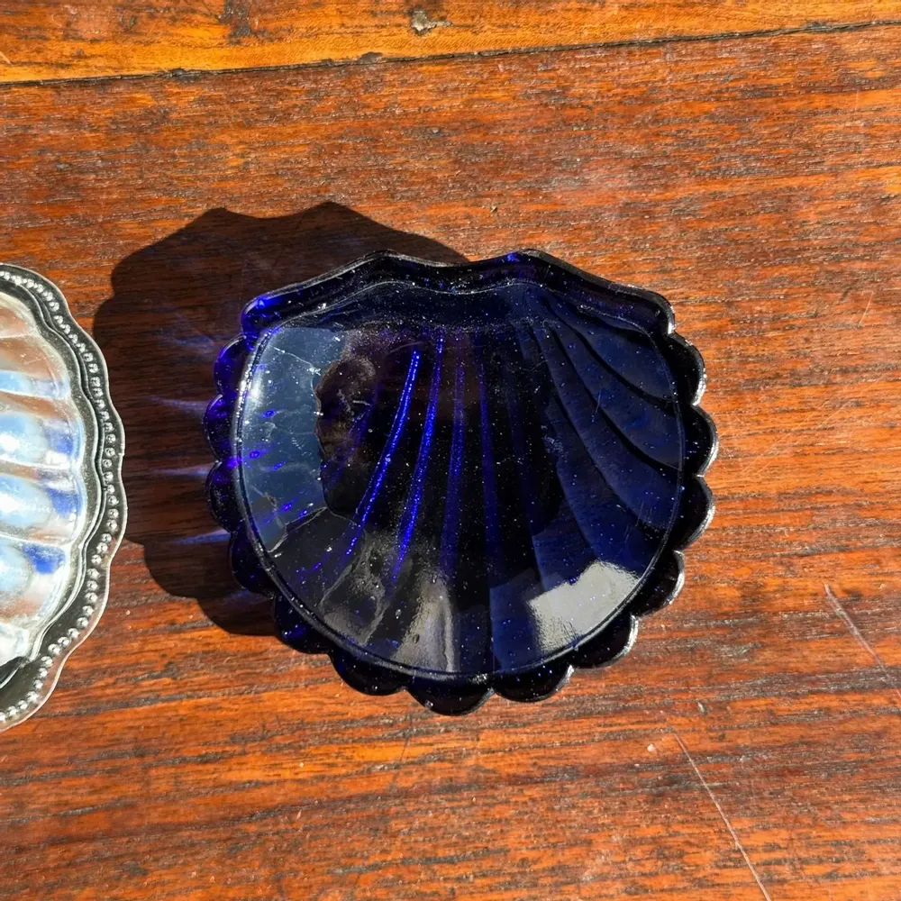 Kitchen utensils - Vintage silver plated shell butter dish with blue cup - OFFICE OBJETS