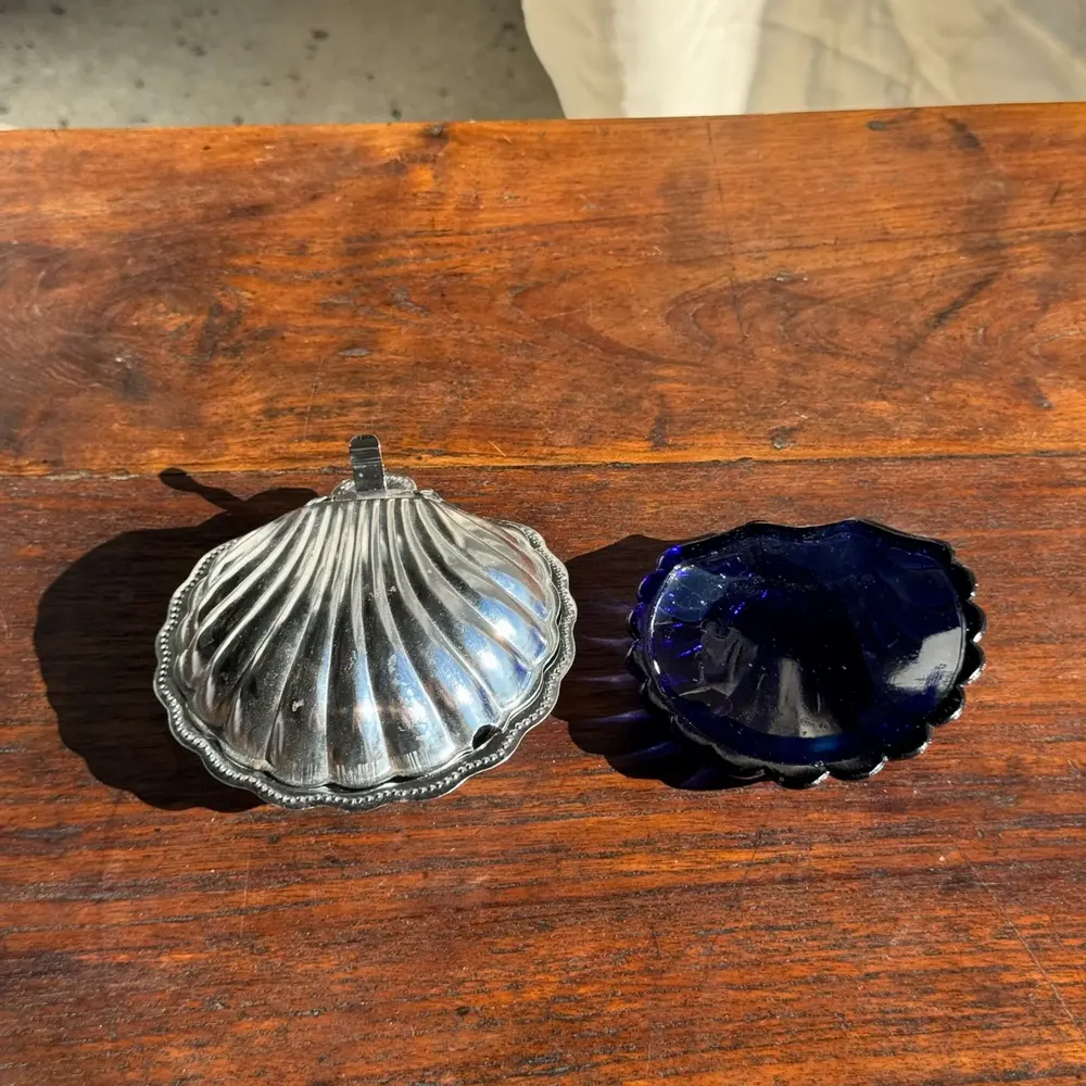 Kitchen utensils - Vintage silver plated shell butter dish with blue cup - OFFICE OBJETS