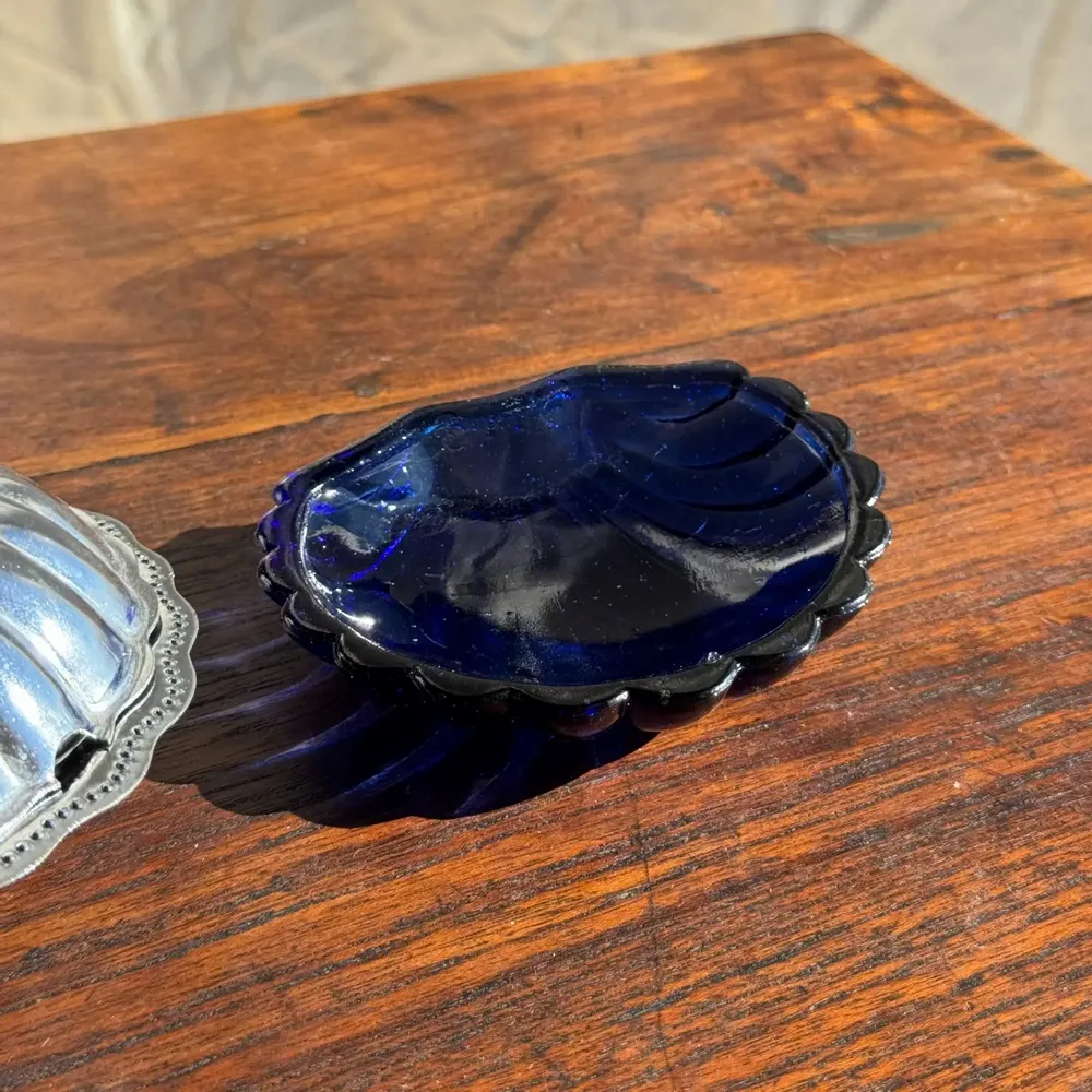 Kitchen utensils - Vintage silver plated shell butter dish with blue cup - OFFICE OBJETS