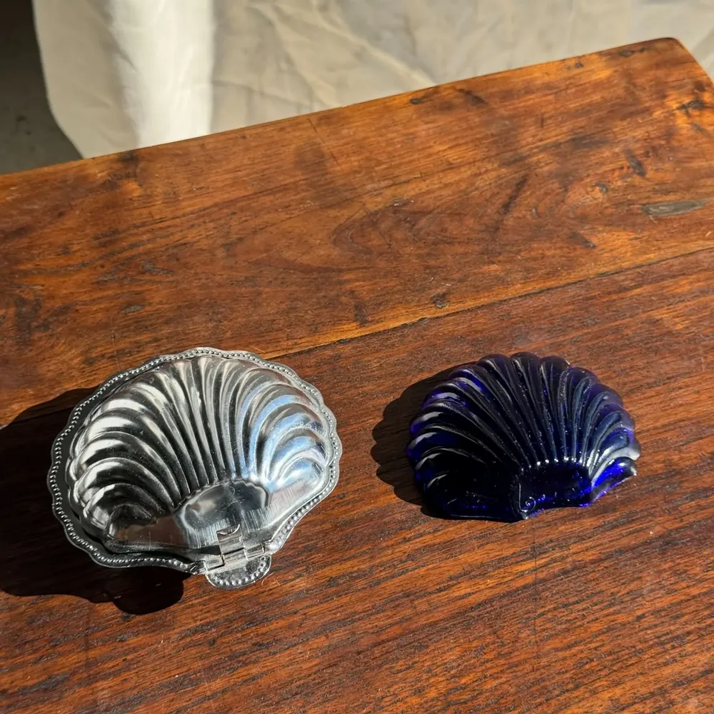 Kitchen utensils - Vintage silver plated shell butter dish with blue cup - OFFICE OBJETS