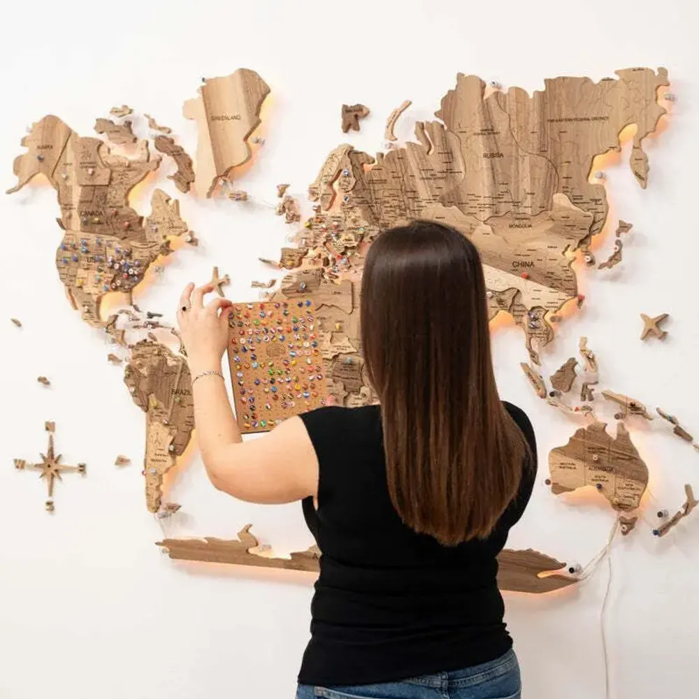Autres décorations murales - Carte du monde 3D en bois massif, noyer, XL avec détails en acrylique et éclairage LED - ENJOY THE WOOD