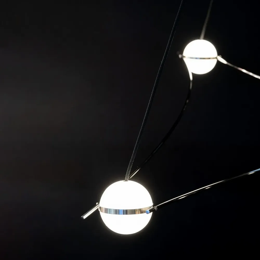 Suspensions - Lustre à globes – Acier inox. & Verre opale – Kosmos 4L - MOSS OBJECTS