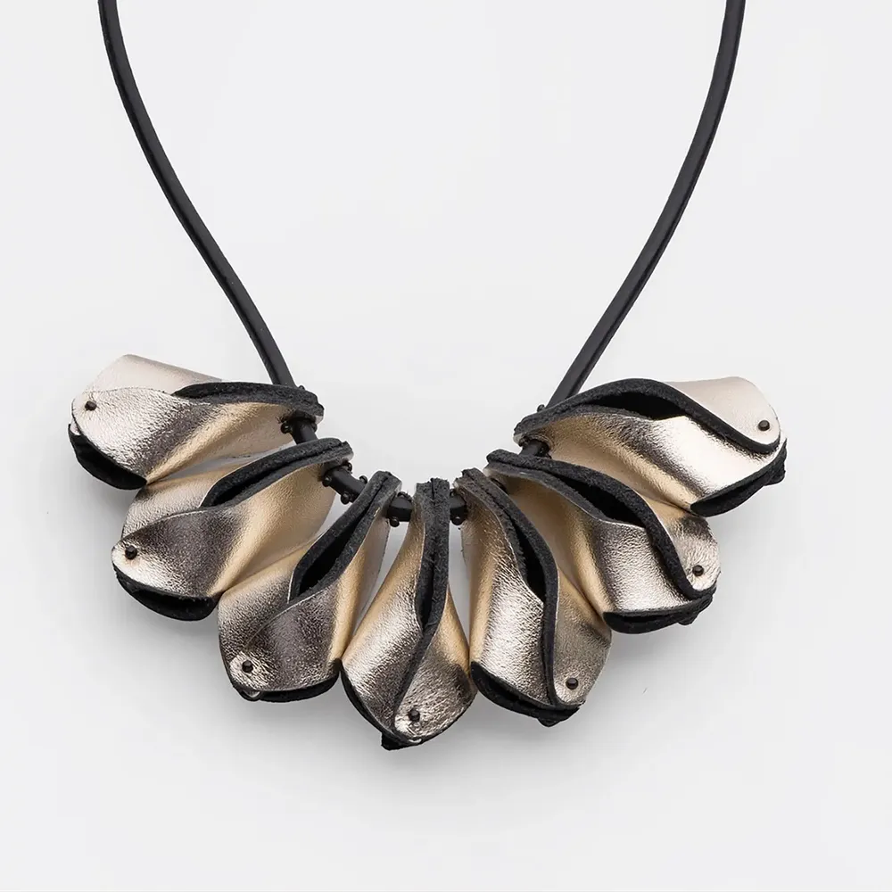 Bijoux - Collier fleuri à moitié ouvert - C.KARAKALPAKI