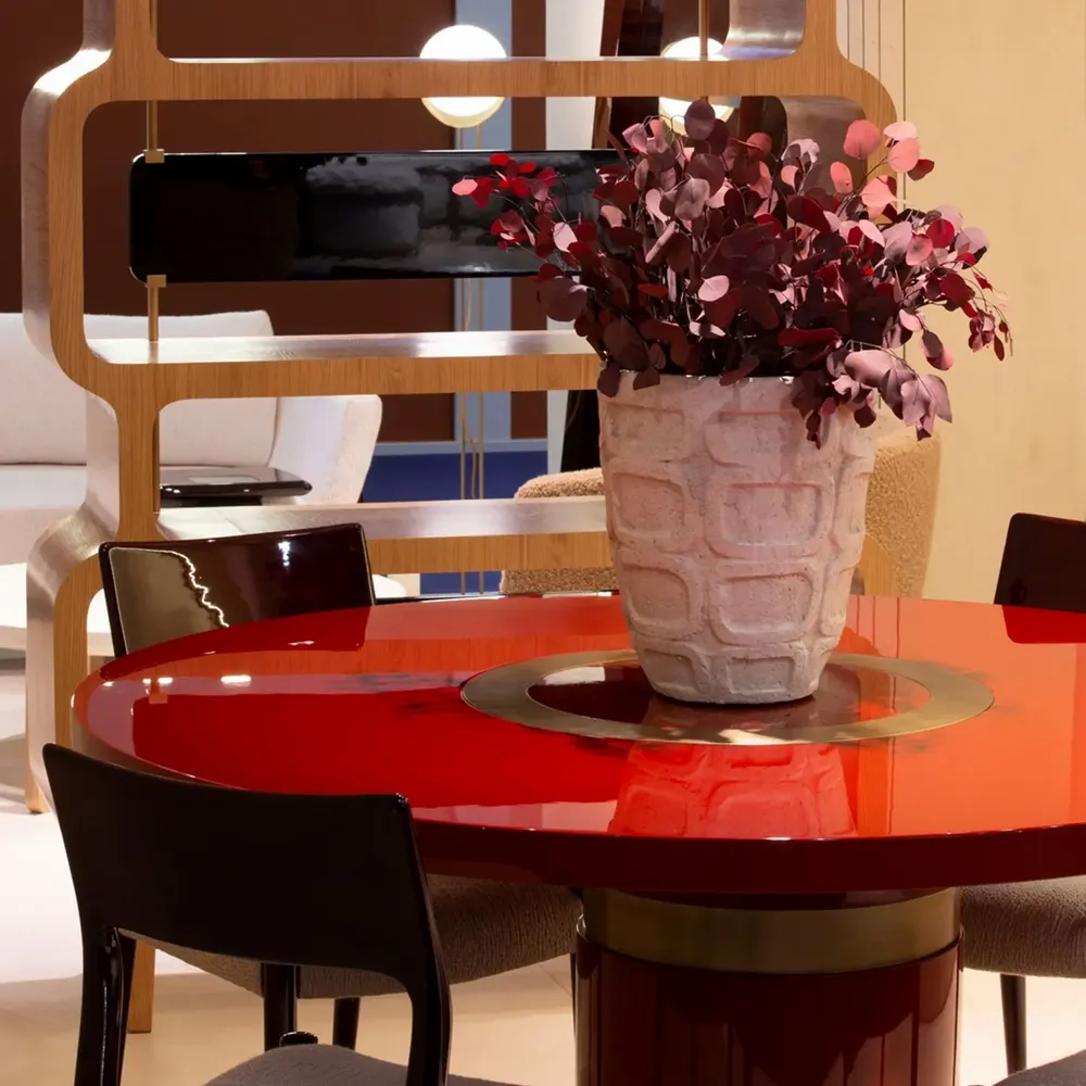 Tables pour hôtels - Table à manger ronde Lune en chêne cérusé doré, laiton et cuir - DUISTT