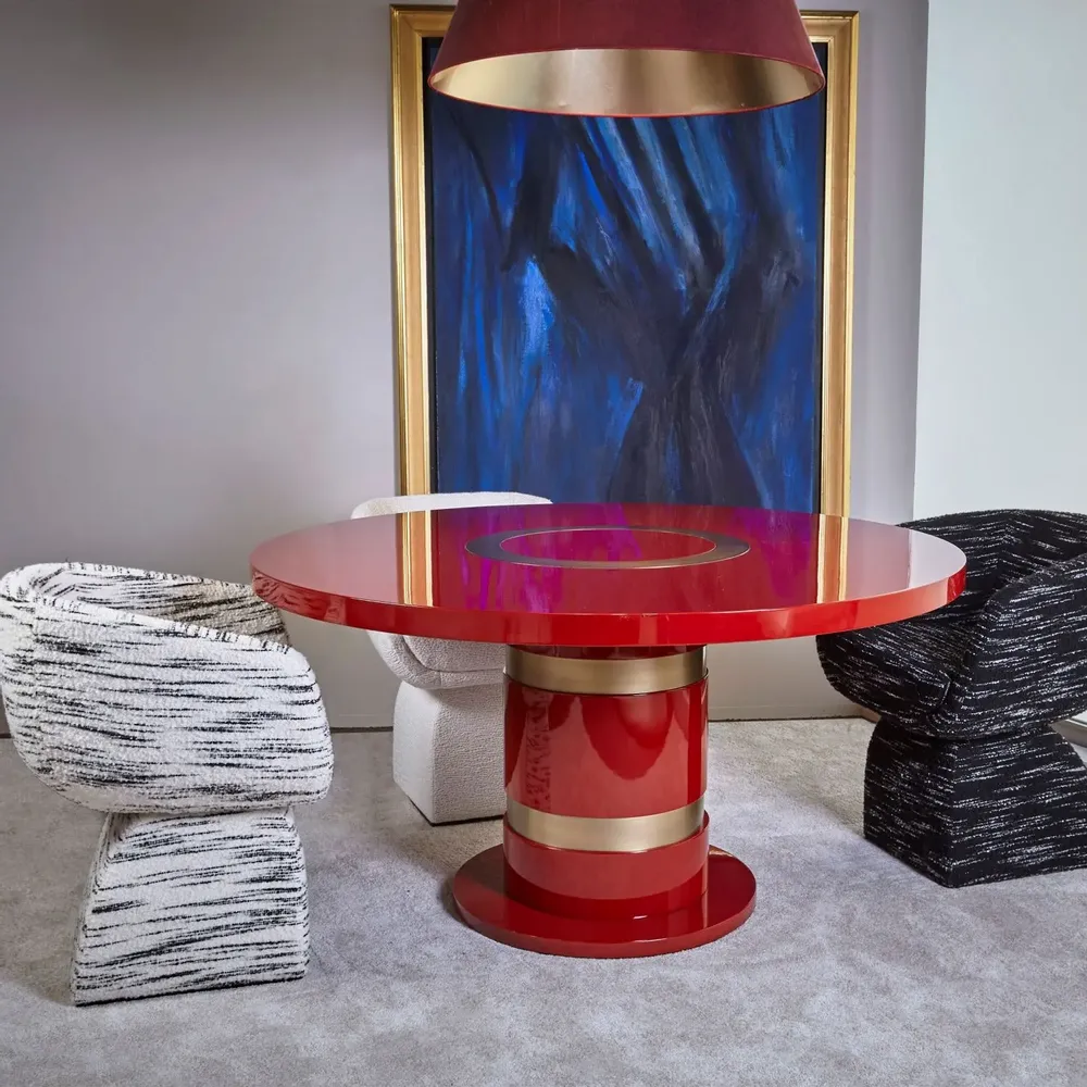 Tables pour hôtels - Table à manger ronde Lune en chêne cérusé doré, laiton et cuir - DUISTT