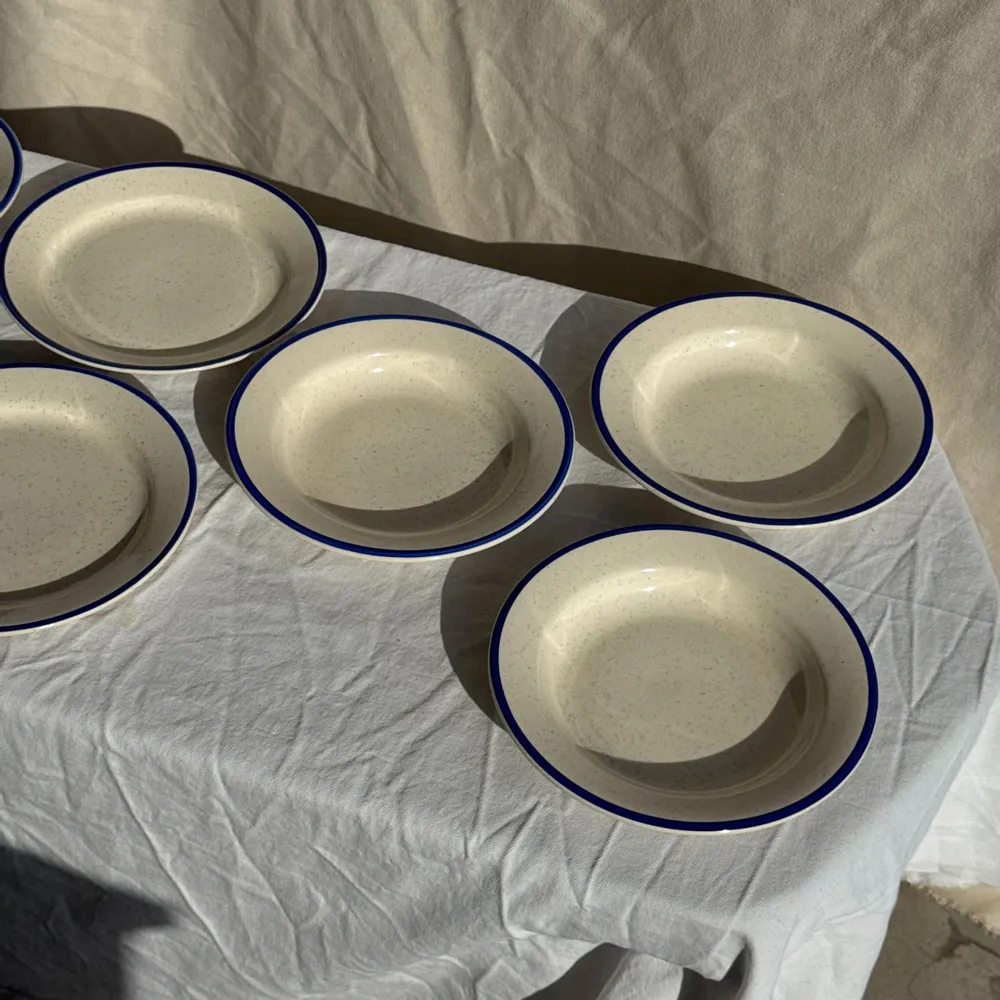 Assiettes au quotidien - Lot composé de 6 assiettes plates beige liseré bleu 3 creuses - OFFICE OBJETS