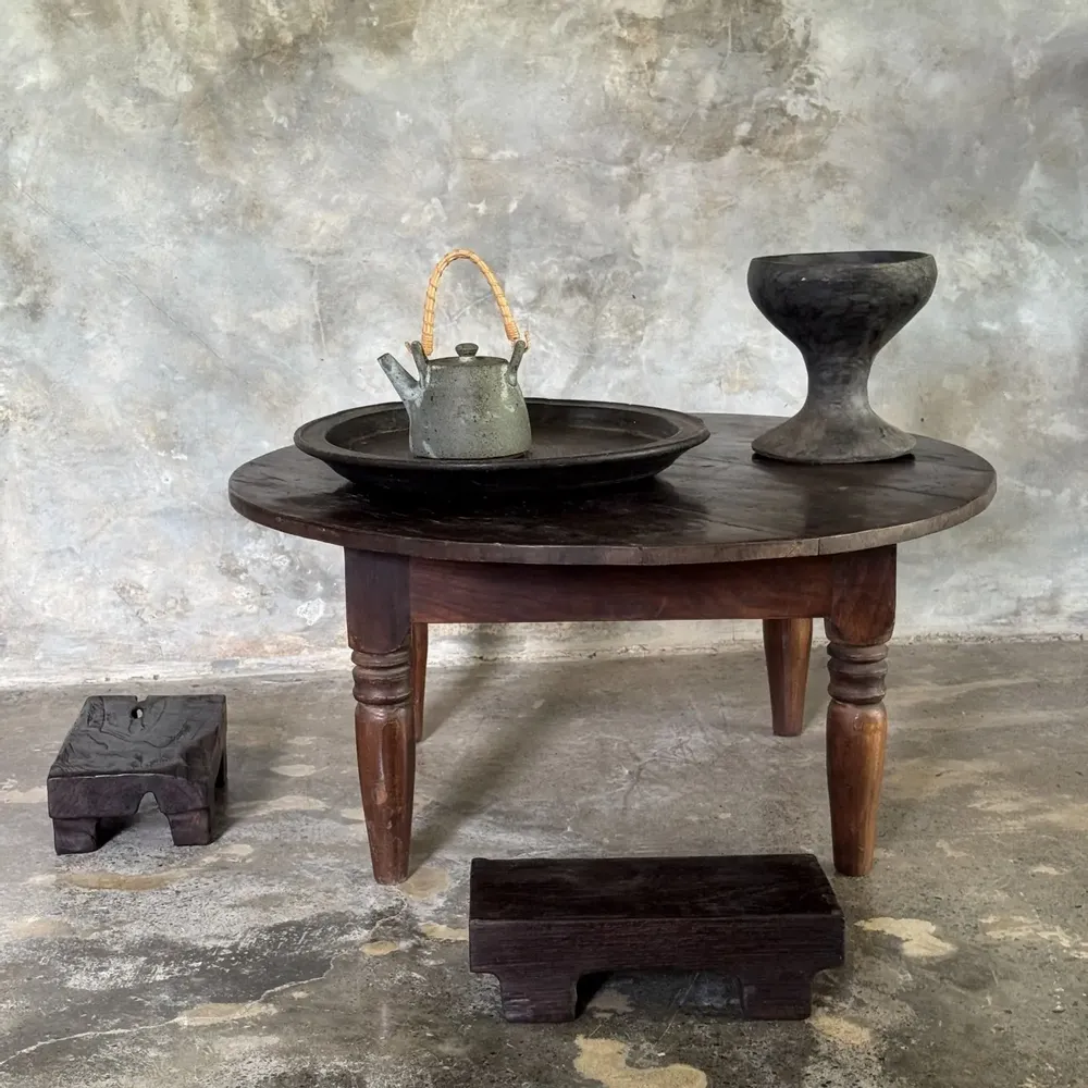 Tables basses - Coffee table, table basse ronde ancienne en teck indonésienne - OFFICE OBJETS