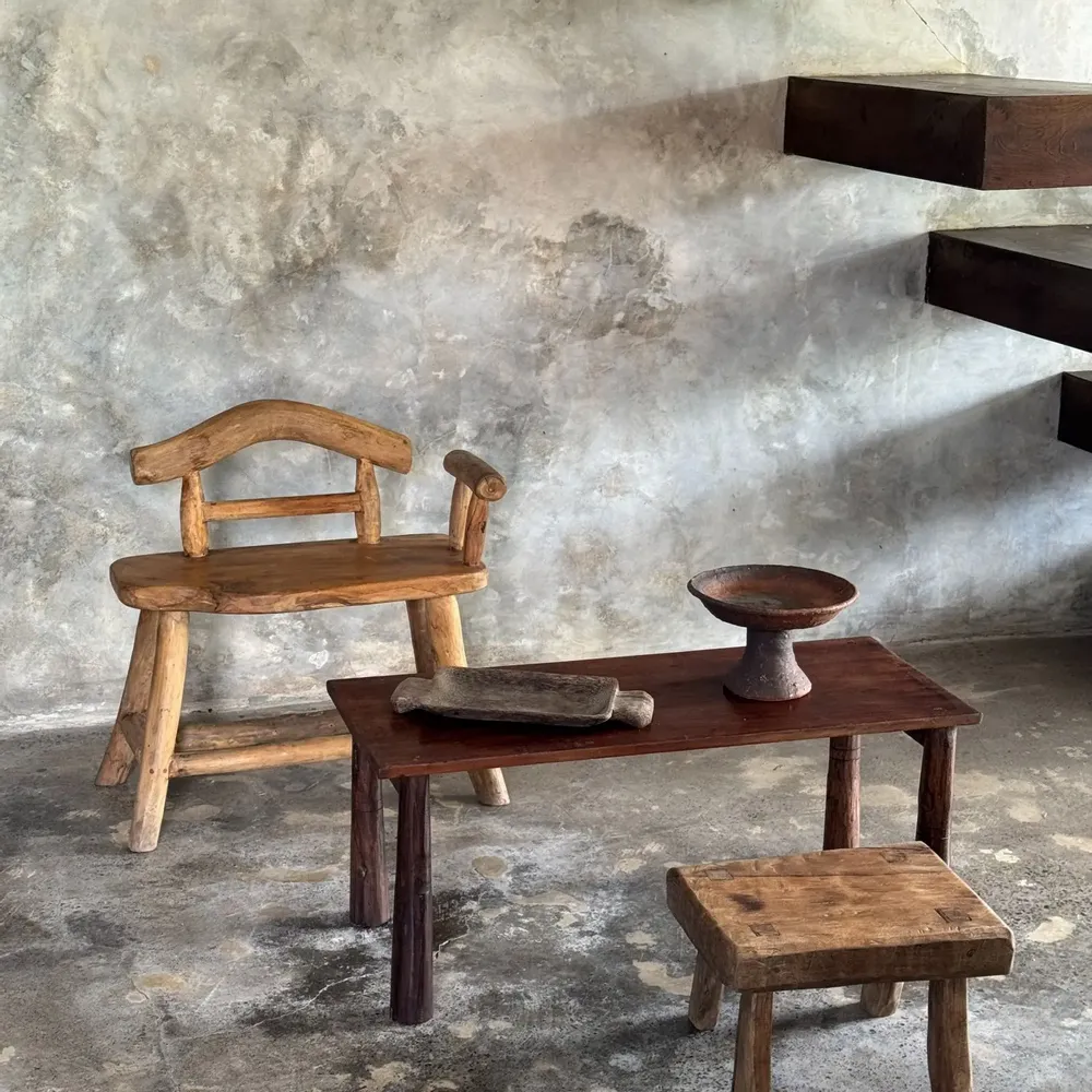 Bancs - Petit banc à dossier et accoudoir brutaliste en teck blond asiatique - OFFICE OBJETS