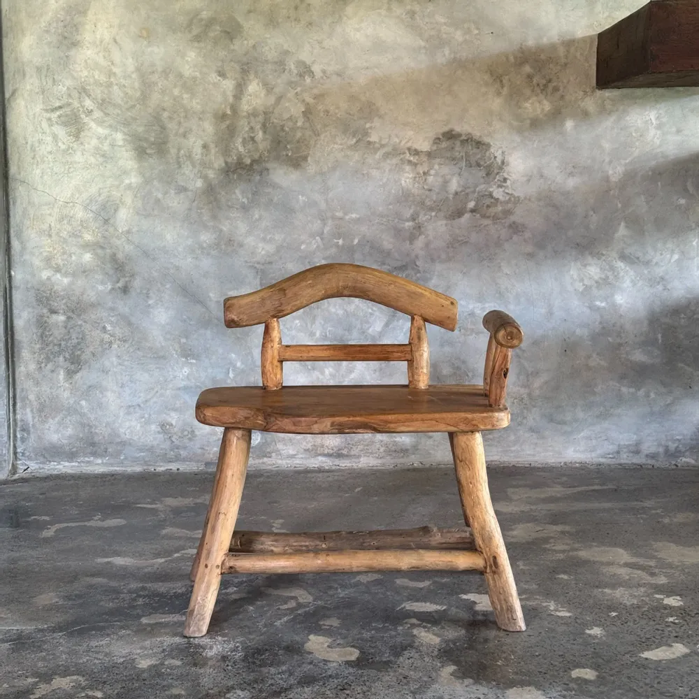 Bancs - Petit banc à dossier et accoudoir brutaliste en teck blond asiatique - OFFICE OBJETS