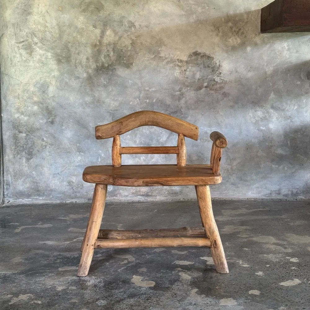 Bancs - Petit banc à dossier et accoudoir brutaliste en teck blond asiatique - OFFICE OBJETS