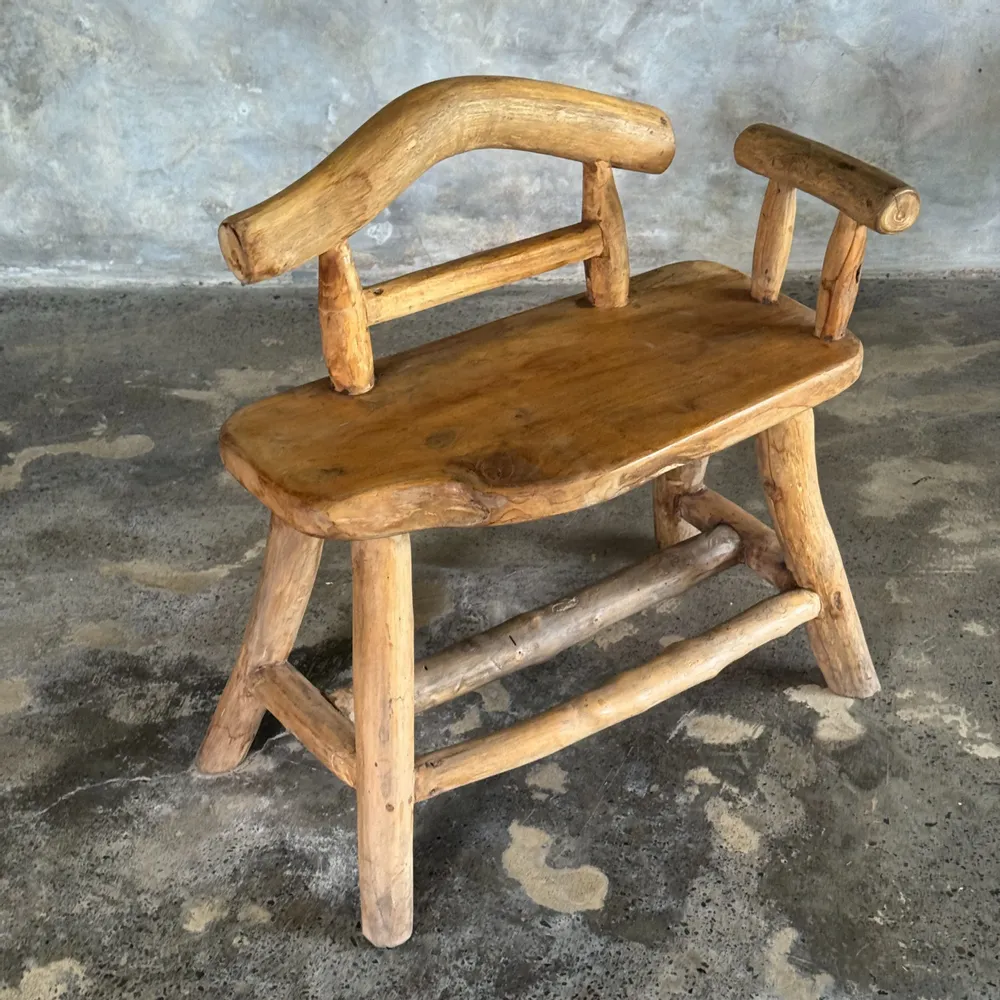 Bancs - Petit banc à dossier et accoudoir brutaliste en teck blond asiatique - OFFICE OBJETS