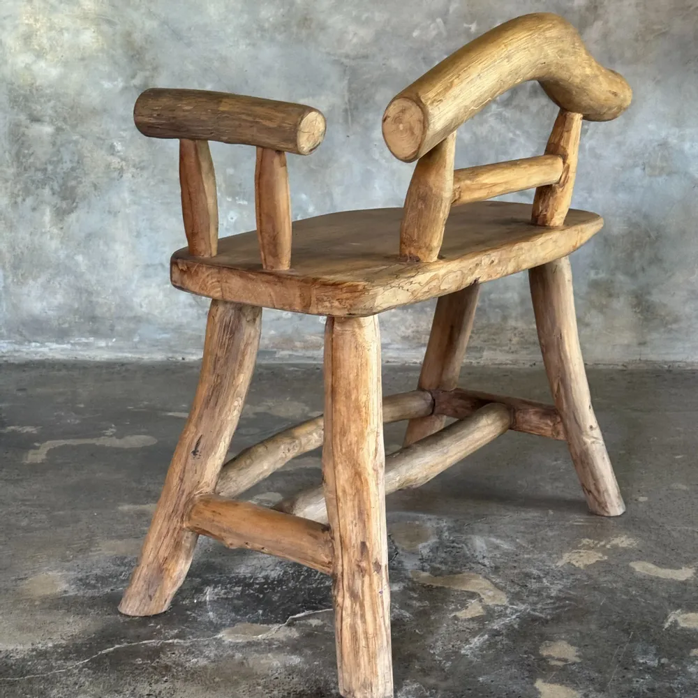 Bancs - Petit banc à dossier et accoudoir brutaliste en teck blond asiatique - OFFICE OBJETS