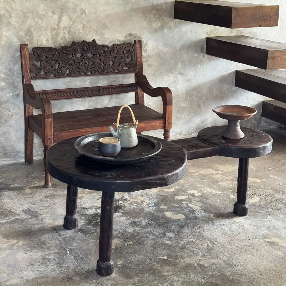 Bancs - Petit banc ancien indonésien en teck sculpté de motifs végétaux et flo - OFFICE OBJETS