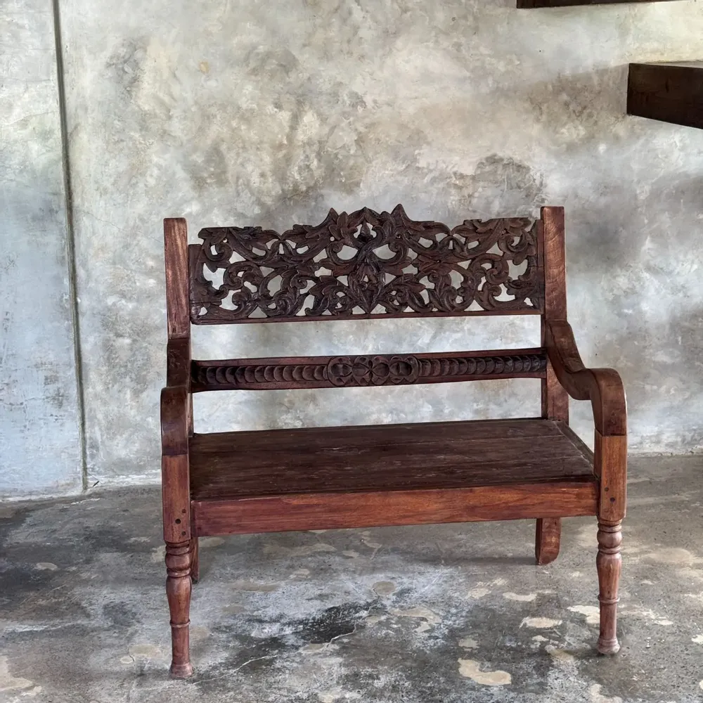 Bancs - Petit banc ancien indonésien en teck sculpté de motifs végétaux et flo - OFFICE OBJETS