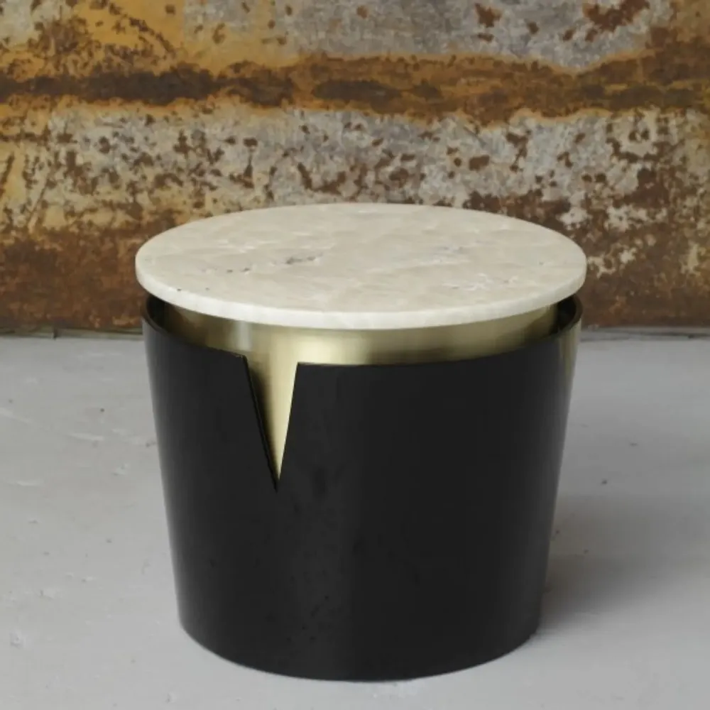 Tables pour hôtels - Moon Table d'appoint ronde,Plateau Onyx Blanc, Détails Laiton Brossé - DUISTT