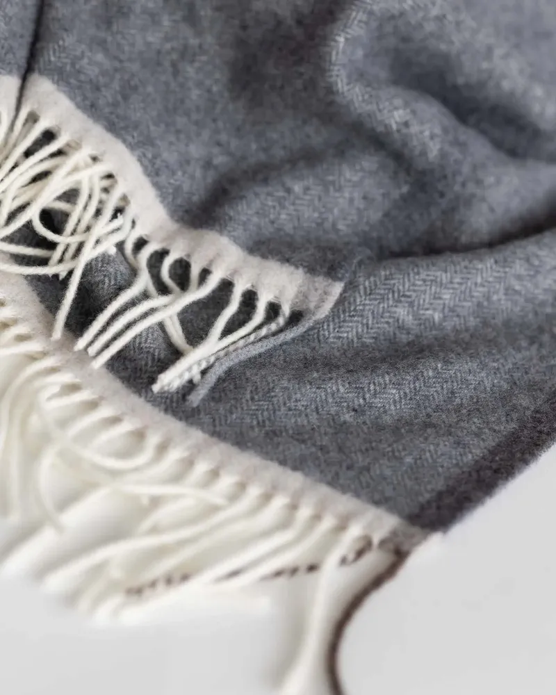 Plaids - Plaid doux en cachemire et laine mérinos MILANO Grigio Orlo - MOST-BLANKETS