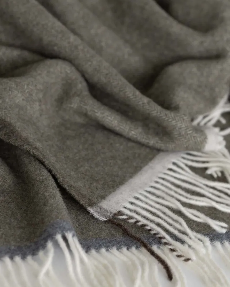 Plaids - Plaid doux en cachemire et laine mérinos MILANO Verde Orlo - MOST-BLANKETS