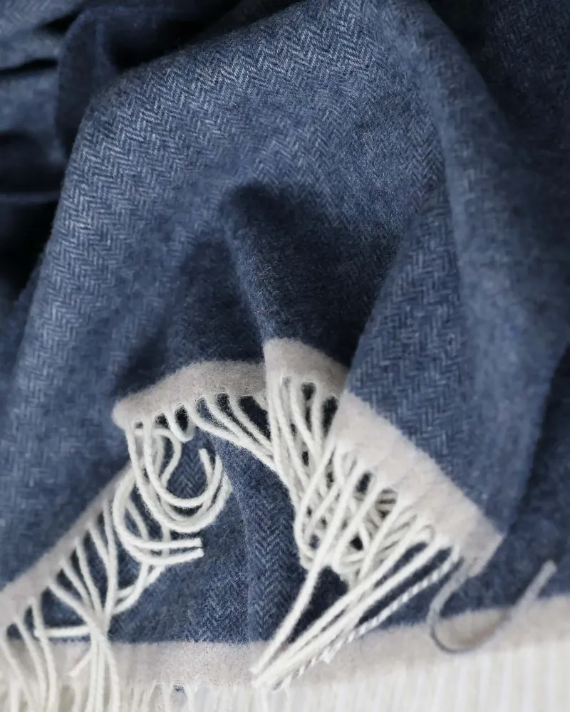 Plaids - Plaid doux en cachemire et laine mérinos MILANO bleu foncé - MOST-BLANKETS