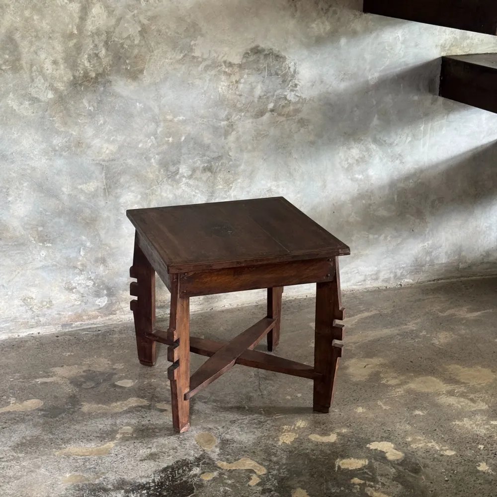 Tables basses - Coffee table, petite table basse indonésienne ancienne moderniste - OFFICE OBJETS