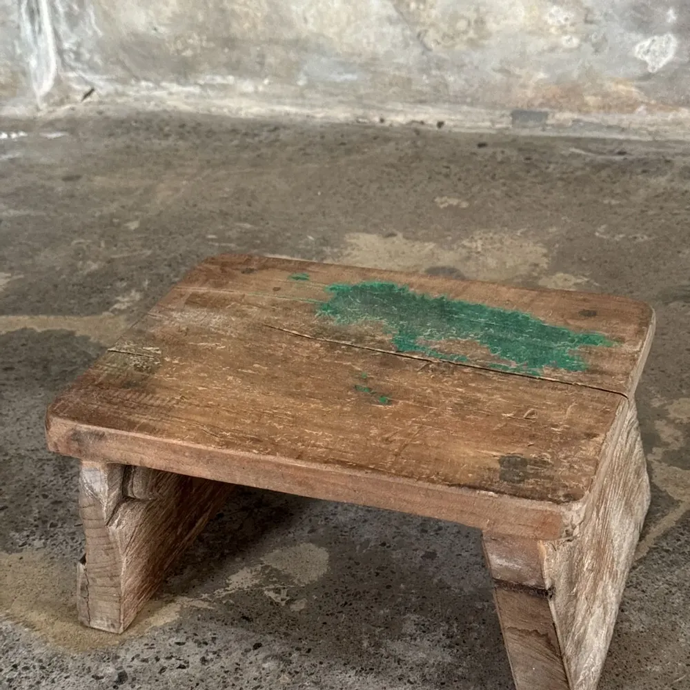 Tabourets - Petit tabouret d'appoint en teck upcyclé traces de chromie verte - OFFICE OBJETS