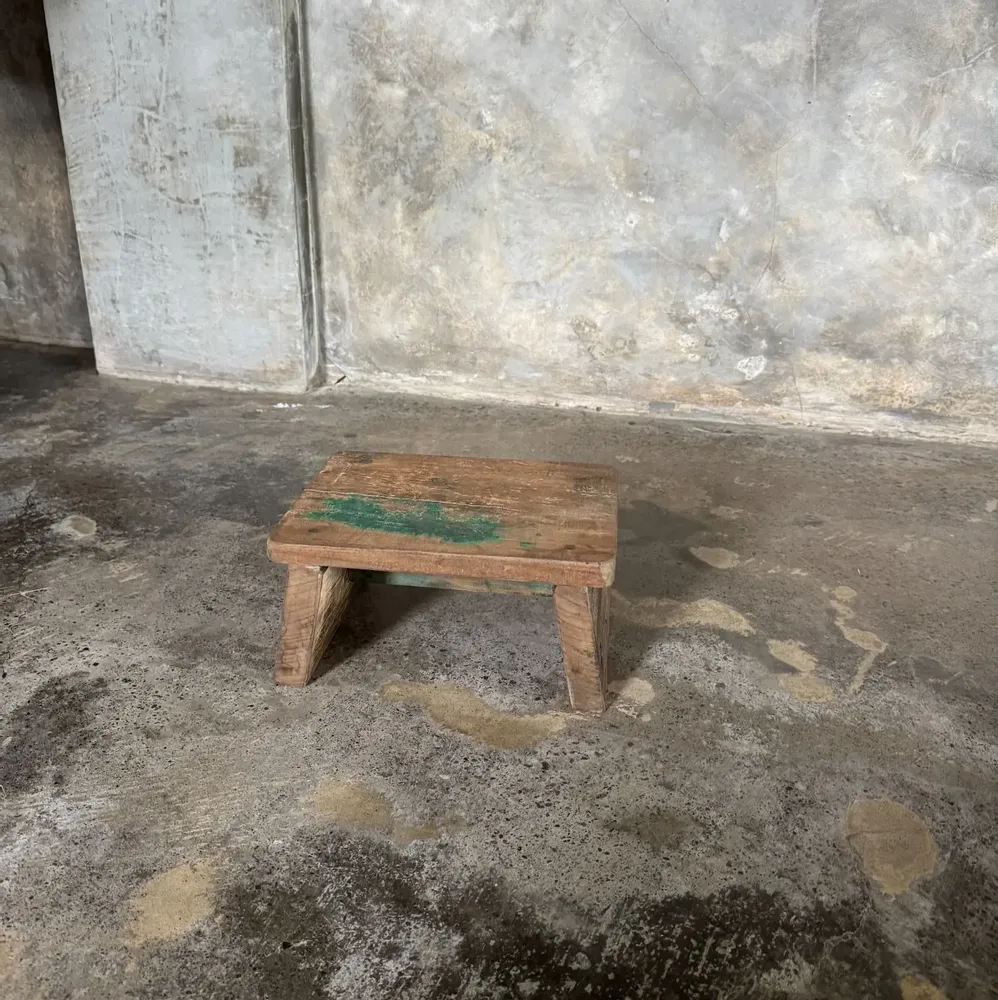 Tabourets - Petit tabouret d'appoint en teck upcyclé traces de chromie verte - OFFICE OBJETS