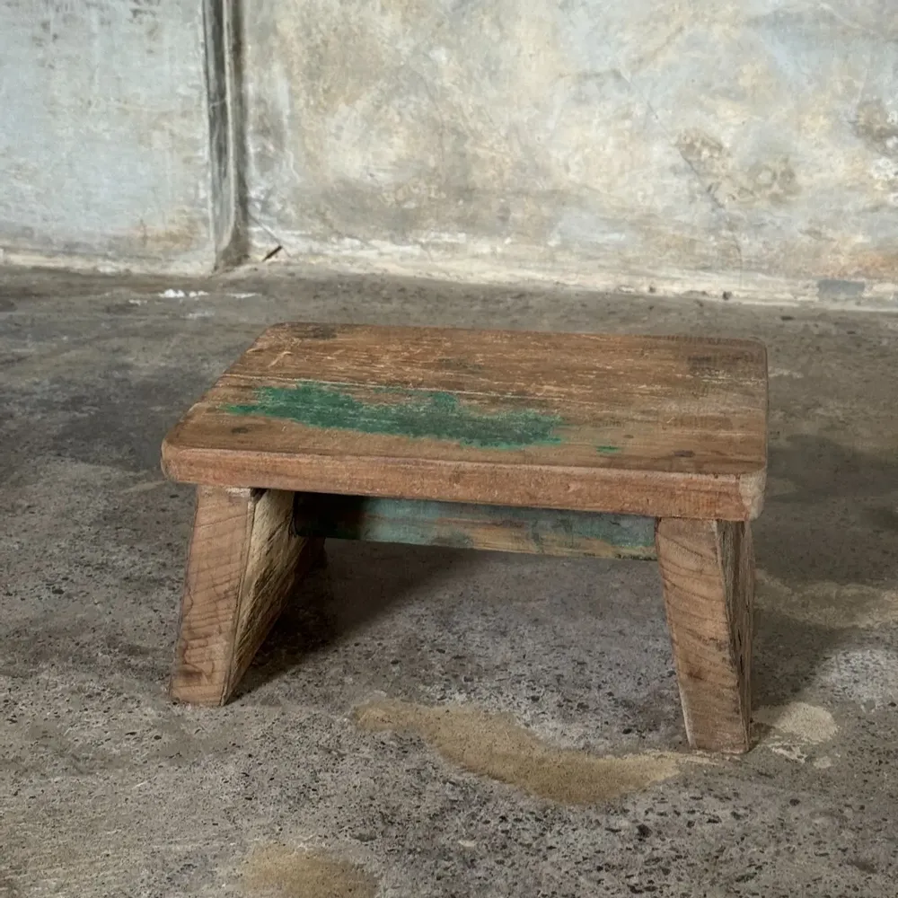 Tabourets - Petit tabouret d'appoint en teck upcyclé traces de chromie verte - OFFICE OBJETS