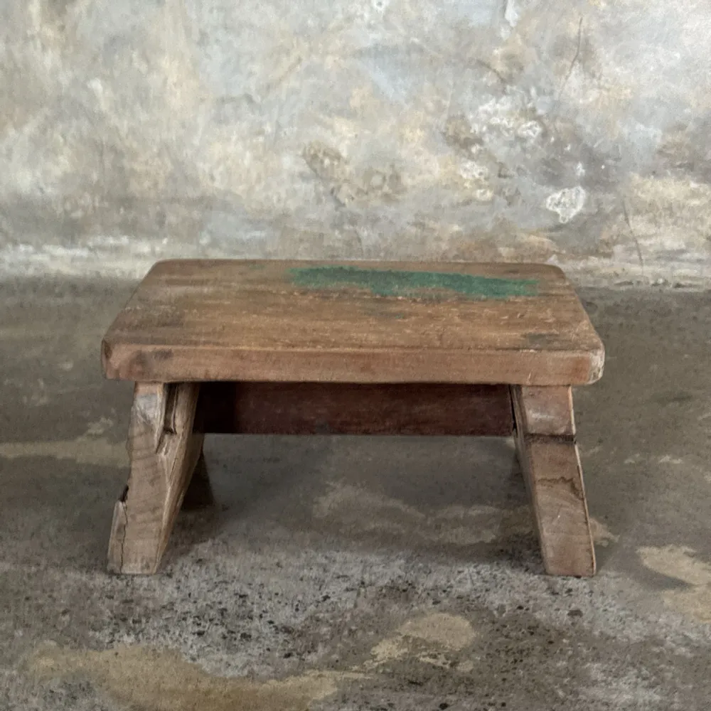 Tabourets - Petit tabouret d'appoint en teck upcyclé traces de chromie verte - OFFICE OBJETS