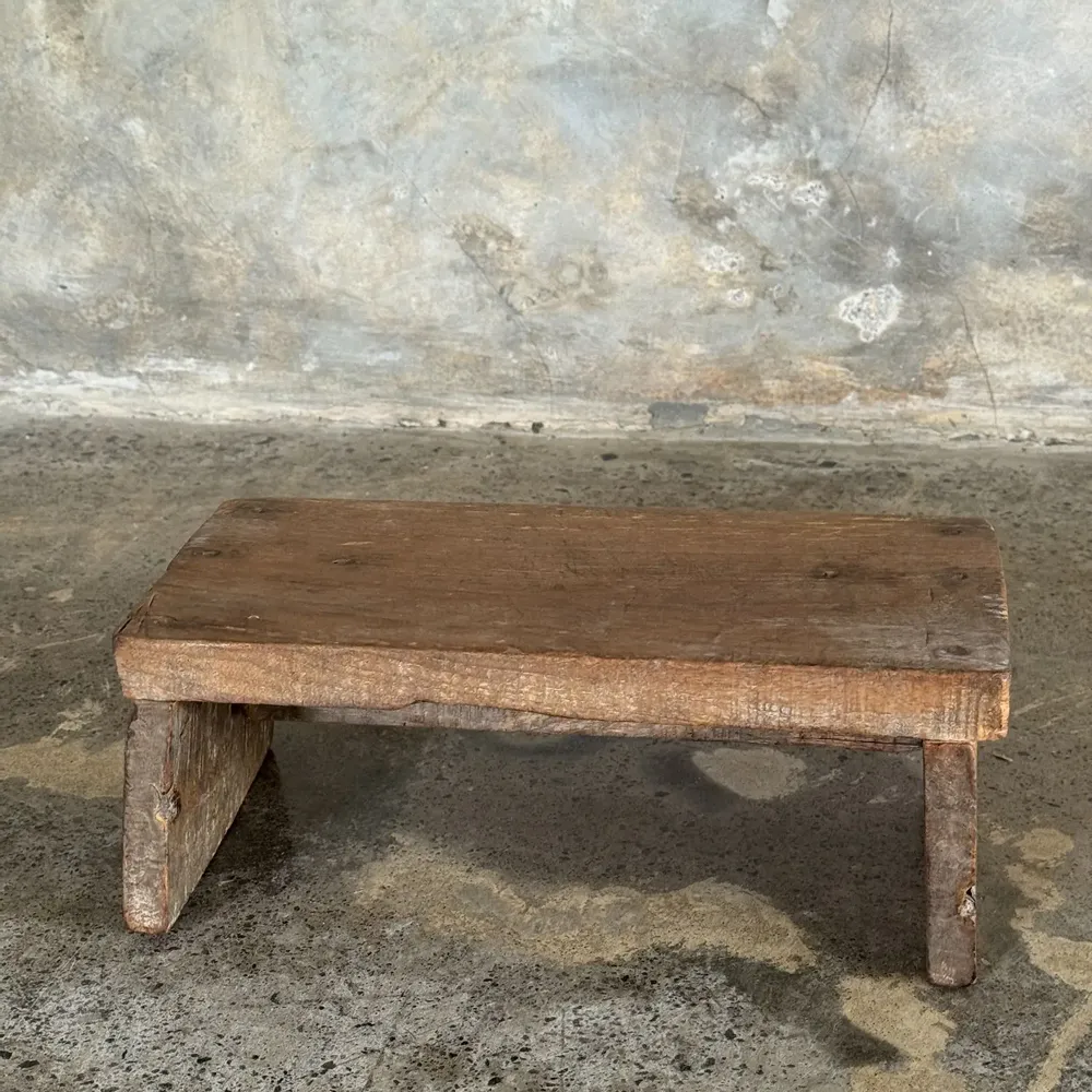 Tabourets - Petit tabouret d'appoint en teck upcyclé petit creux sous l'assise - OFFICE OBJETS