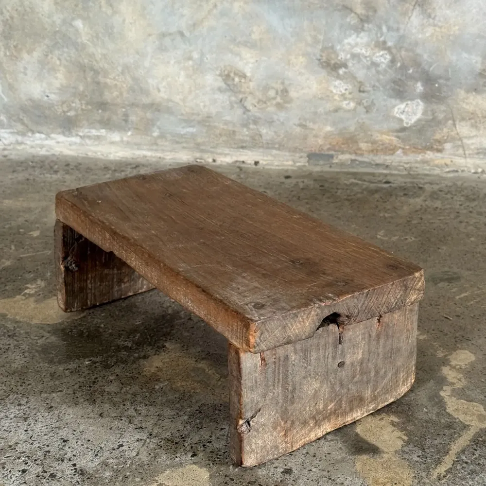 Tabourets - Petit tabouret d'appoint en teck upcyclé petit creux sous l'assise - OFFICE OBJETS