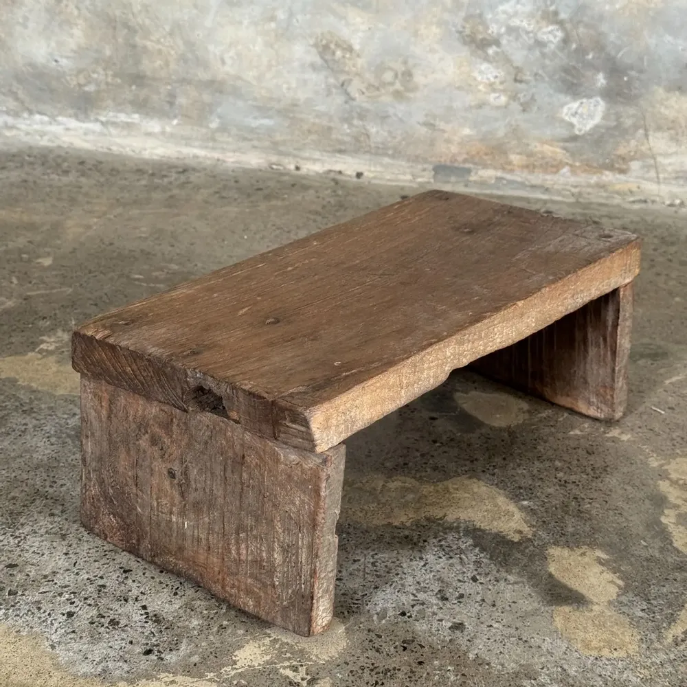 Tabourets - Petit tabouret d'appoint en teck upcyclé petit creux sous l'assise - OFFICE OBJETS