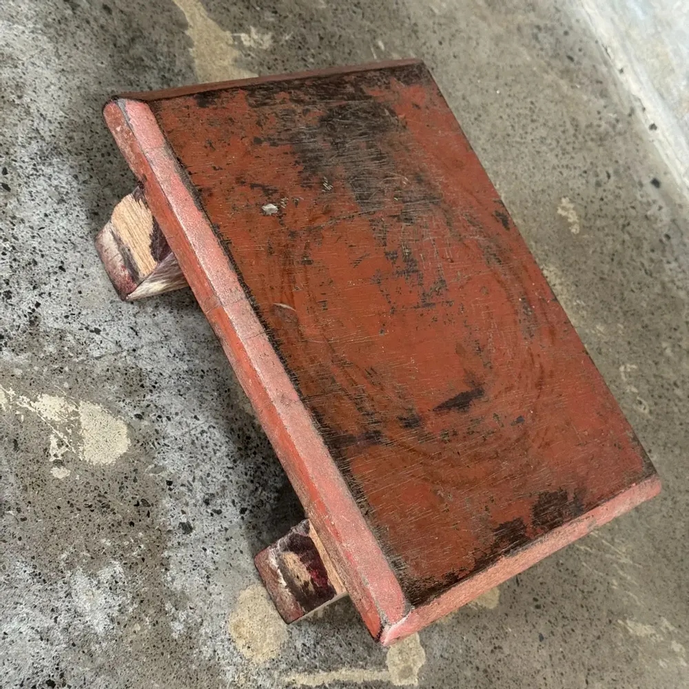 Tabourets - Petit tabouret d'appoint en teck upcyclé chromie rouge (3274) - OFFICE OBJETS