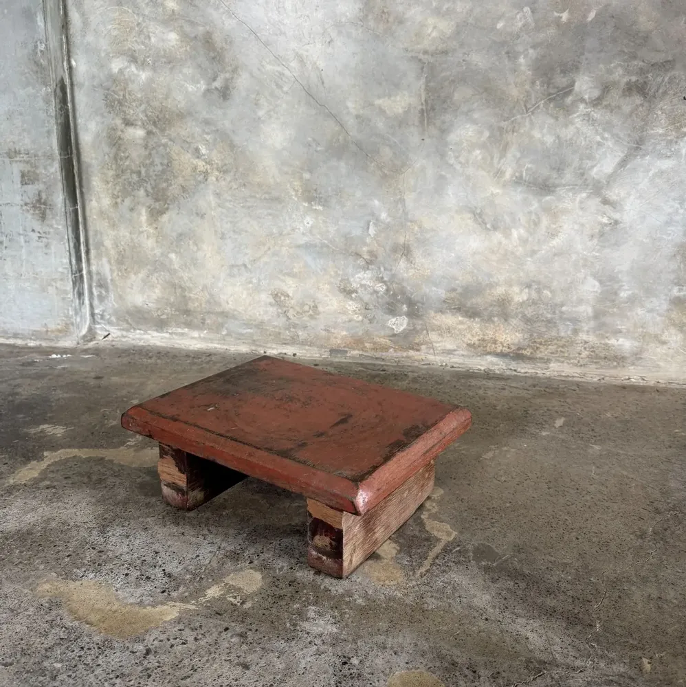 Tabourets - Petit tabouret d'appoint en teck upcyclé chromie rouge (3274) - OFFICE OBJETS