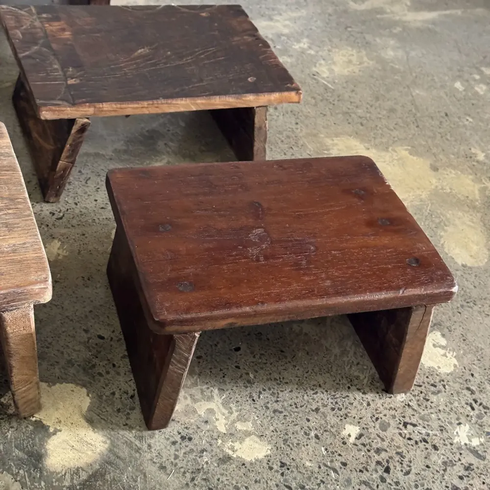Tabourets - Petit tabouret d'appoint en teck upcyclé brun foncé bois gravé (3275) - OFFICE OBJETS