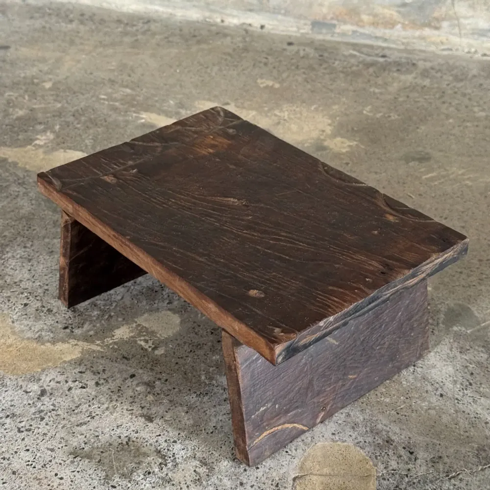 Tabourets - Petit tabouret d'appoint en teck upcyclé brun foncé bois gravé (3275) - OFFICE OBJETS