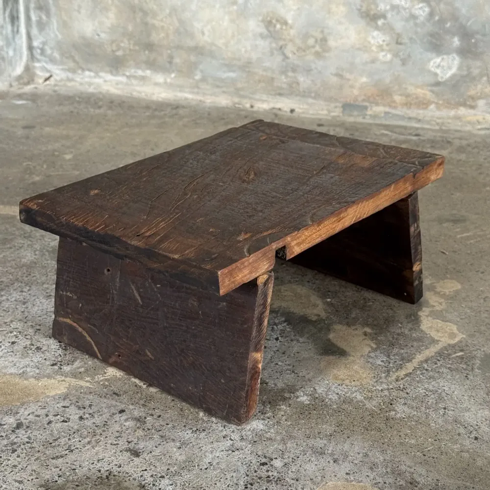 Tabourets - Petit tabouret d'appoint en teck upcyclé brun foncé bois gravé (3275) - OFFICE OBJETS