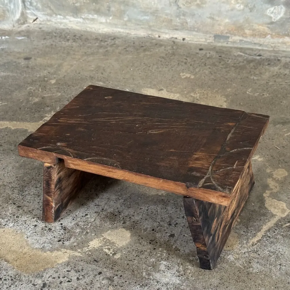 Tabourets - Petit tabouret d'appoint en teck upcyclé brun foncé bois gravé (3275) - OFFICE OBJETS