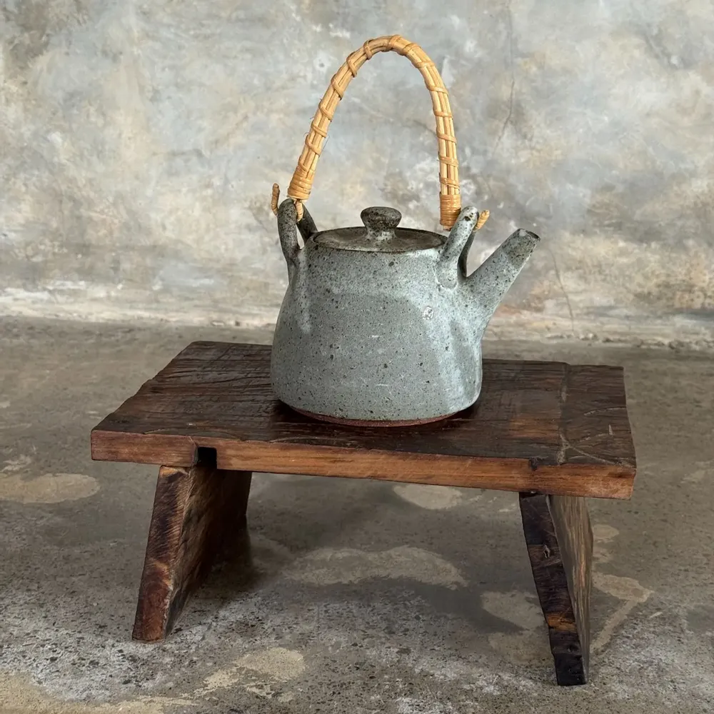 Tabourets - Petit tabouret d'appoint en teck upcyclé brun foncé bois gravé (3275) - OFFICE OBJETS